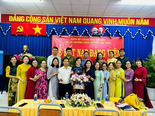 Lễ kết nạp đảng cho quần chúng ưu tú Lý Ngọc Kim Trang - Giáo viên tổ chuyên môn Sinh - Công nghệ