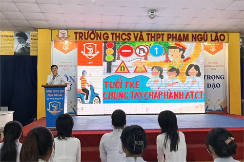 Sinh hoạt dưới cờ - chuyên đề giáo dục an toàn giao thông