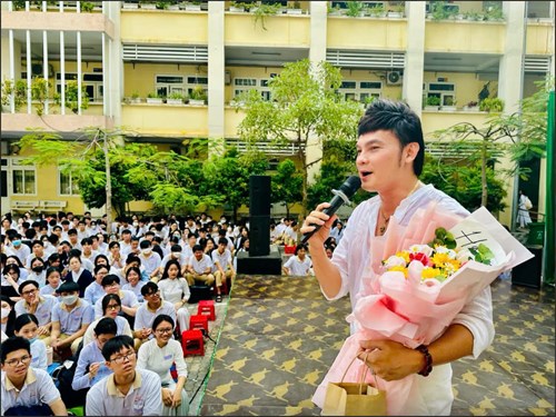 Chủ đề  Thành phố tôi yêu , chương trình  Sân khấu học đường  đã thực hiện suất diễn thứ 10 tại trường THPT Phạm Phú Thứ