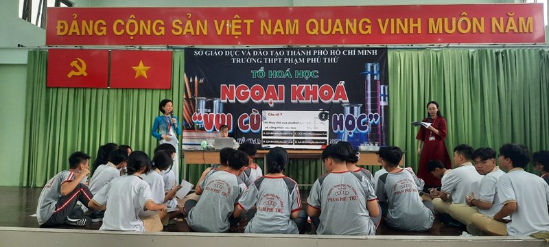 Ngoại khóa tổ hóa học