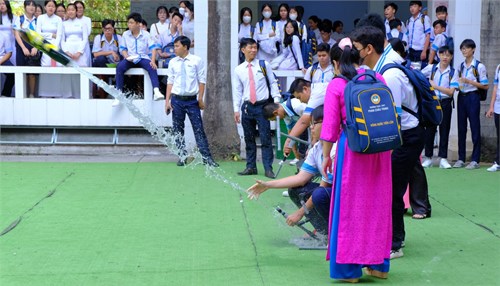 Hội thi tên lửa nước trường THCS, THPT Phan Châu Trinh