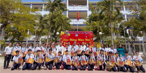 Trao quà Tết cho các em học sinh có hoàn cảnh khó khăn