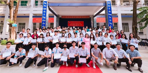 Lễ trao chứng chỉ tin học quốc tế đợt 1 cho 112 em học sinh khóa đầu tiên trường THCS, THPT Phan Châu Trinh