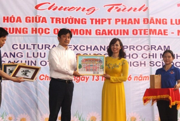 Học sinh Nhật học nhảy sạp cùng teen Trường THPT Phan Đăng Lưu