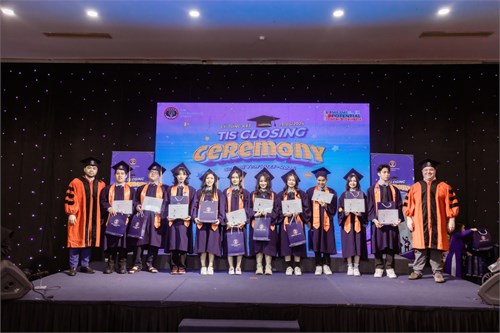 Lưu Giữ Khoảnh Khắc Đầy Cảm Xúc Của Buổi Lễ Tốt Nghiệp 2023-2024