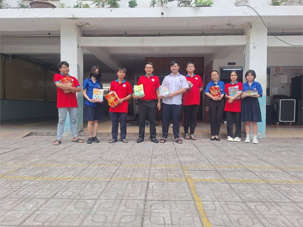Quyên góp sách giáo khoa, tập trắng vì người bạn ngoại thành