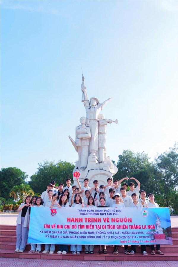 Trường THPT Tam Phú tổ chức chuyến đi học tập, trải nghiệm cho học sinh khối 10, 11