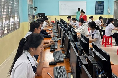Trường THPT Tam Phú tổ chức thí điểm
kiểm tra định kỳ trên máy tính