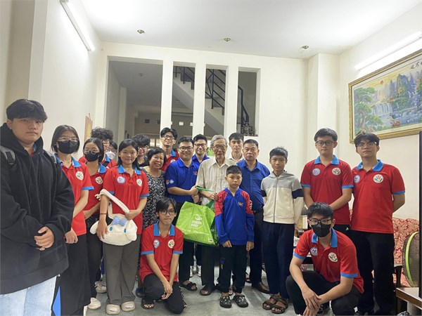 Hoạt động  Uống nước nhớ nguồn  - thăm hỏi các gia đình chính sách