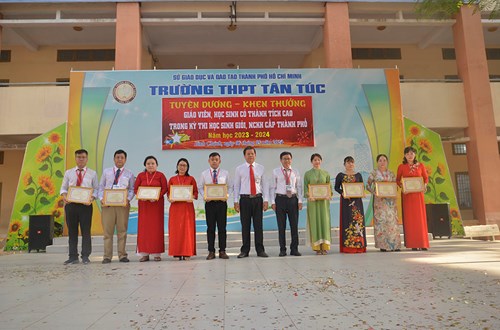 Tuyên dương giáo viên và học sinh trong các cuộc thi học sinh giỏi thành phố năm học 2023 - 2024