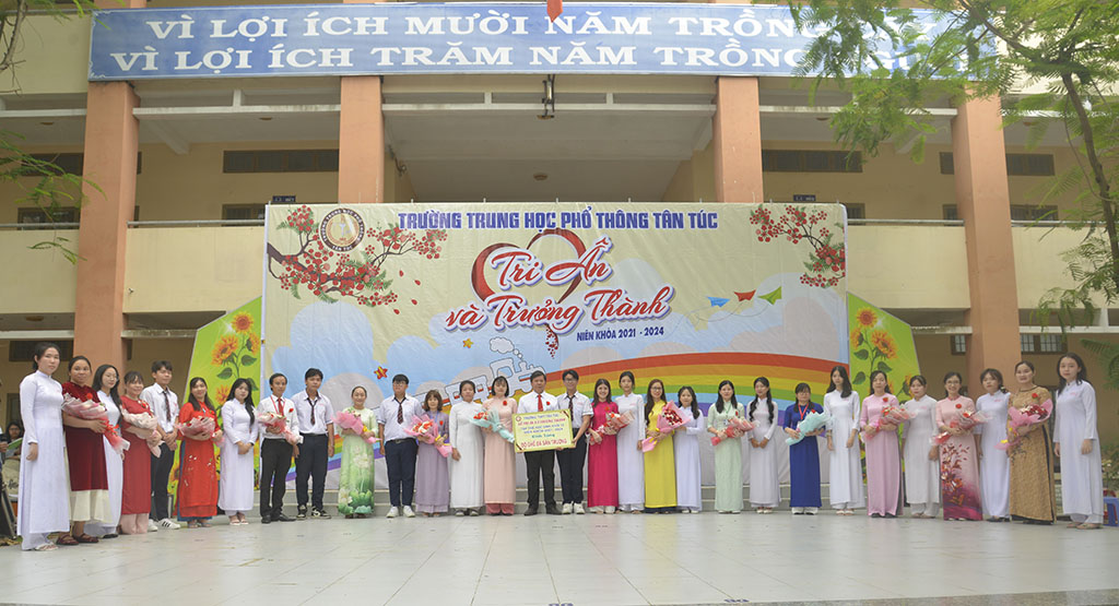 Lễ tri ân và trưởng thành cho học sinh khối 12 niên khóa 2021-2024