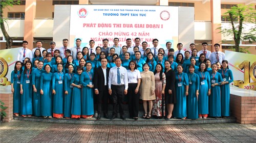 Lễ Sinh hoạt dưới cờ, phát động Thi đua Giai đoạn 1 chào mừng Kỷ niệm 40 năm Ngày Nhà giáo Việt Nam.