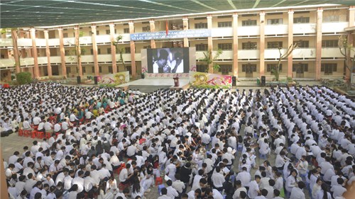 Sinh hoạt dưới cờ, kể chuyện về Bác, chủ đề: “Tình yêu của Bác dành cho những khúc hát dân ca”.