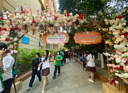 Không khí Tết tại trường học ở TP.HCM: Nơi ngập tràn đào mai, nơi nhận quà xuân ý nghĩa