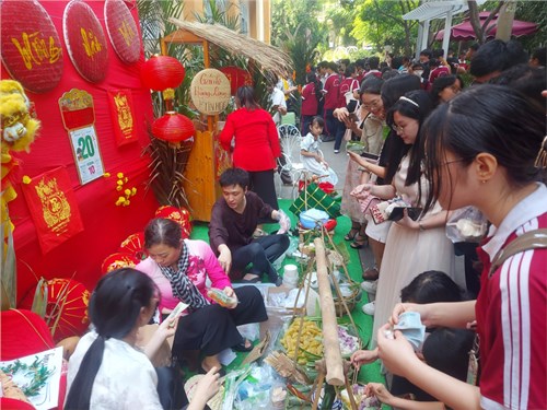 Đông vui như phiên chợ ẩm thực trường Tây Thạnh!
