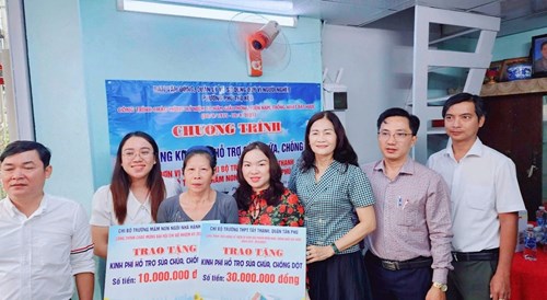 Trường THPT Tây Thạnh thực hiện công trình sửa chữa nhà tình thương cho hộ nghèo