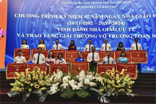 Trường THPT Tây Thạnh vinh dự nhận cờ thi đua xuất sắc của UBND Thành Phố Hồ Chí Minh