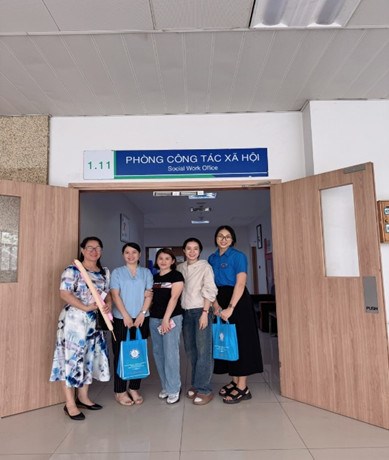 Công đoàn trường Tây Thạnh trao hơn 42 triệu đồng giúp đỡ bệnh nhân Bệnh viện Ung bướu TP.HCM