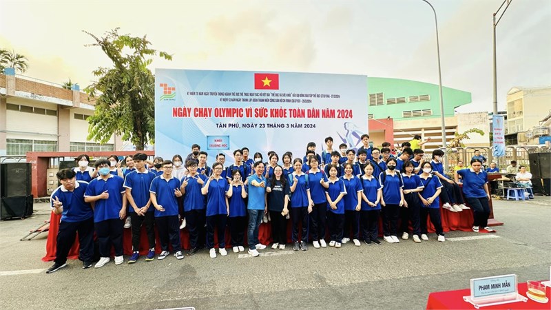 Giáo viên và học sinh trường THPT Tây Thạnh hưởng ứng ngày chạy Olympic vì sức khỏe toàn dân năm 2024