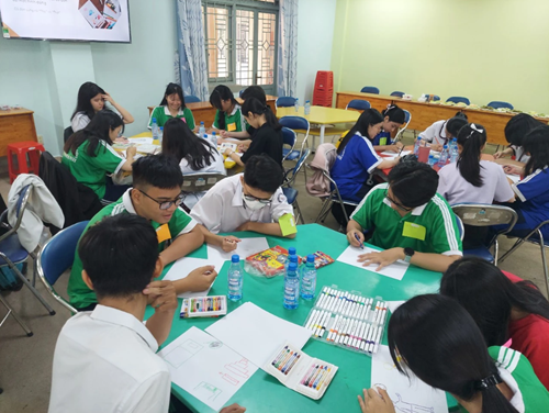 Giáo dục giới tính học đường: Dạy học sinh cách dùng bao cao su, thuốc tránh thai