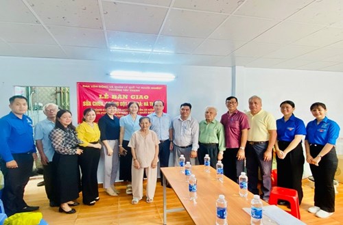 Trường THPT Tây Thạnh thực hiện công trình sửa chữa nhà tình thương cho hộ nghèo