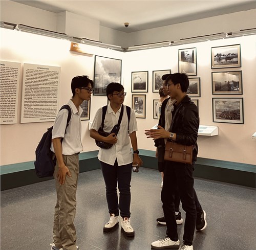 CLB Lịch Sử tổ chức chuyến ngoại khoá tham quan bảo tàng Chứng tích Chiến tranh