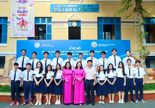 Lễ ra quân đội tuyển học sinh giỏi giải toán trên máy tính cầm tay lớp 12 cấp thành phố năm học 2023-2024