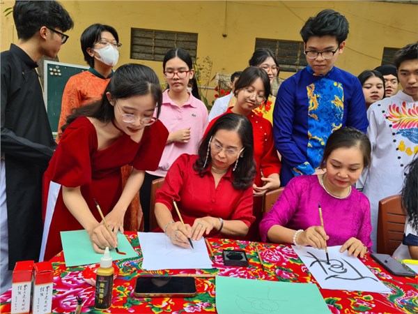 Workshop viết thư pháp của clb lịch sử