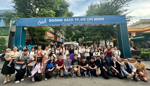 Hoạt động sinh hoạt, giao lưu tại phiên chợ khuyến đọc số 07 và hội sách thái hà 2024 ở đường sách nguyễn văn bình với chủ đề “chạm sách, sống lành”