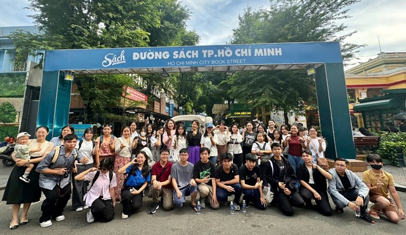 Hoạt động sinh hoạt, giao lưu tại phiên chợ khuyến đọc số 07 và hội sách thái hà 2024 ở đường sách nguyễn văn bình với chủ đề “chạm sách, sống lành”