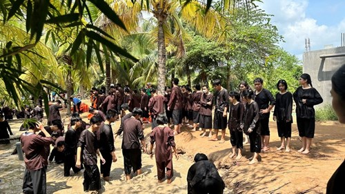 Dã ngoại ‘be mương tát cá’ - ngoại khóa tổ địa lí, ngữ văn và sinh - công nghệ