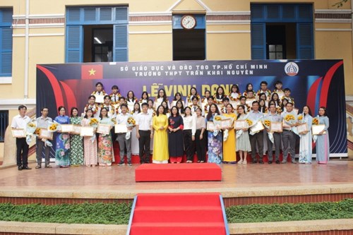 Lễ vinh danh giáo viên hướng dẫn và học sinh đạt giải trong các kỳ thi học sinh giỏi khối 12 cấp tp và hội thi thiết kế sản phẩm stem nh 2023-2024