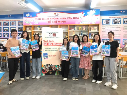 Trao sách, gởi yêu thương - trao tặng atlat