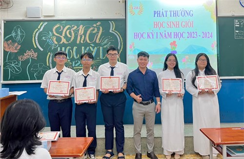 Sơ kết học kỳ I năm học 2023-2024 và phát thưởng tại lớp cho học sinh đạt thành tích cao trong học tập