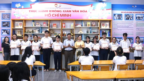 Ngoại khóa tổ lịch sử và thư viện 
với chủ đề: “bác hồ trong trái tim tôi”