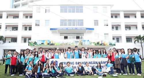 Tham quan học tập tại trường đại học Ngân hàng TP. HCM của học sinh khối 10, 11,12