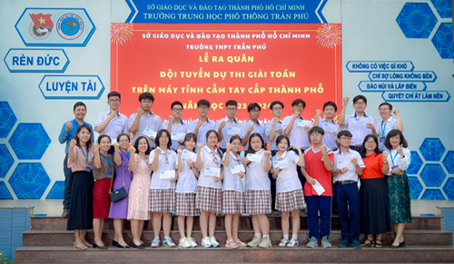 Lễ ra quân đội tuyển dự thi giải toán trên máy tính cầm tay cấp thành phố năm học 2023 - 2024