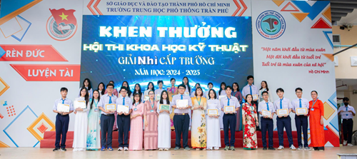 Tuyên dương, khen thưởng học sinh đạt giải khoa học kỹ thuật cấp trường năm học 2024-2025