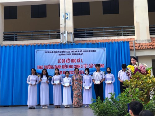 Lễ sơ kết học kỳ i