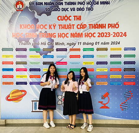 <a href="/tin-tuc-su-kien/thu-hep-khoang-cach-giua-ba-me-va-con-cai-duoc-tphcm-chon-di-thi-nckh-cap-quoc/ct/14051/495908">“Thu hẹp khoảng cách giữa ba mẹ và con cái”<span class=bacham>...</span></a>