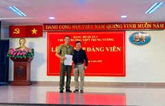 <a href="/tin-tuc-su-kien/chi-bo-truong-thpt-trung-vuong-ket-nap-dang-vien-tai-bao-tang-ho-chi-minh-quan-4/ctfull/14051/503452">Chi bộ trường THPT Trưng Vương kết nạp đảng viên<span class=bacham>...</span></a>