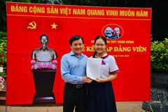 <a href="/tin-tuc-su-kien/hoc-sinh-truong-thpt-trung-vuong-vinh-du-dung-vao-hang-ngu-cua-dang/ctfull/14051/505368">Học sinh Trường THPT Trưng Vương vinh dự đứng vào<span class=bacham>...</span></a>