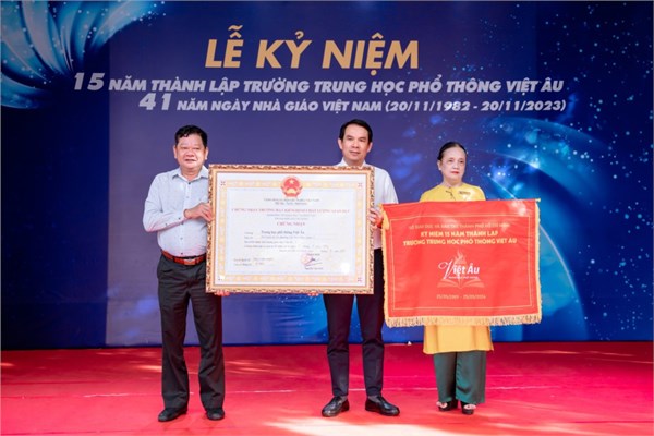 Lễ kỷ niệm 15 năm thành lập Trường THPT Việt Âu