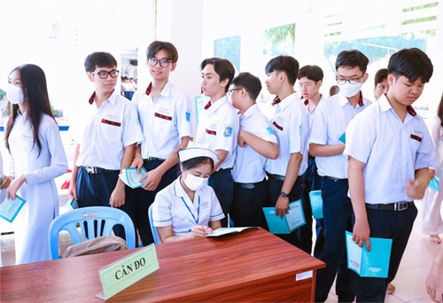 Tổ chức khám sức khỏe và chụp ảnh cho học sinh toàn trường năm học 2024-2025