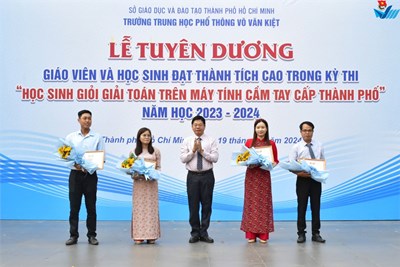 LỄ TUYÊN DƯƠNG Giáo viên và học sinh đạt thành tích cao trong kỳ thi “Học sinh giỏi giải Toán trên máy tính cầm tay cấp Thành phố” năm học 2023-2024