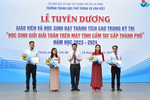 LỄ TUYÊN DƯƠNG Giáo viên và học sinh đạt thành tích cao trong kỳ thi “Học sinh giỏi giải Toán trên máy tính cầm tay cấp Thành phố” năm học 2023-2024