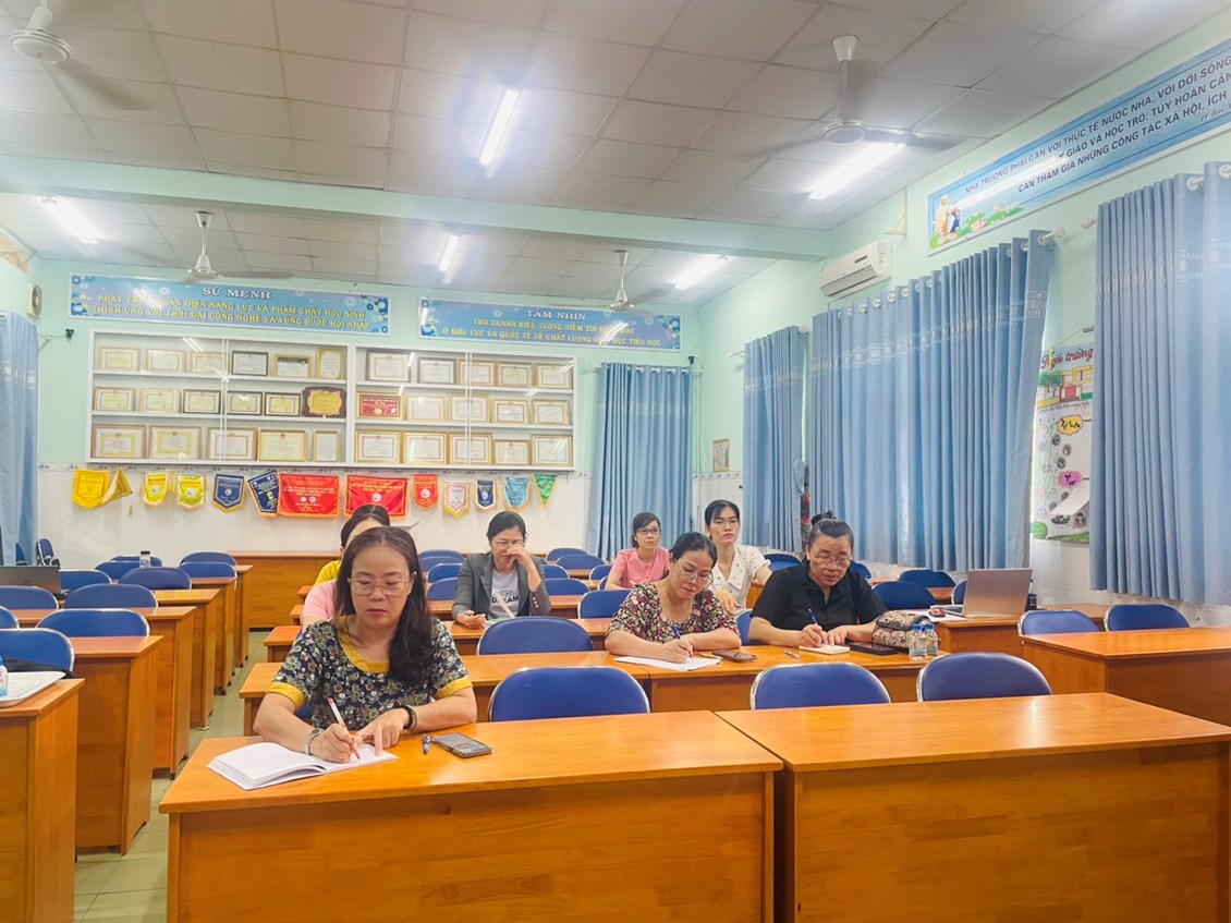 Bồi dưỡng giáo viên sử dụng sách giáo khoa lớp 5 môn Tiếng Việt.