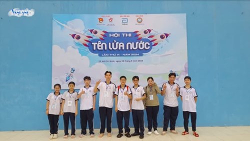 Học sinh trường Tiểu học, THCS và THPT Văn Lang tham gia Hội thi Tên lửa nước lần thứ 14 năm 2024.