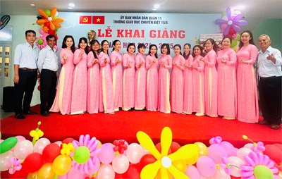 Tập thể Hội Đồng Sư Phạm Trường Giáo dục Chuyên biệt 15/5 chụp hình kỉ niệm ngày khai giảng năm học 2024 - 2025.