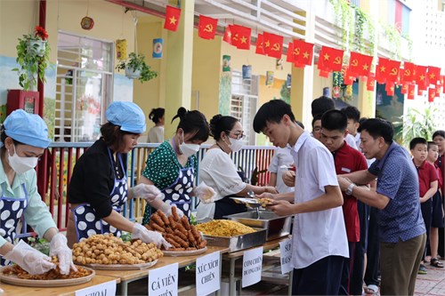 Hoạt động buffet cho học sinh thoả sức thưởng thức - tận hưởng niềm thương yêu trong ngôi trường hạnh phúc